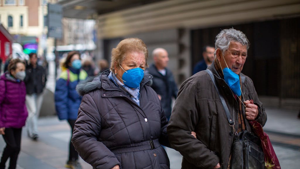 In Spanien hat man wegen der zunehmenden Fälle von Grippe und Corona bereits reagiert: In allen spanischen Gesundheitseinrichtungen soll wieder eine Maskenpflicht gelten. Unser Foto zeigt ein Paar Anfang Januar in Madrid.