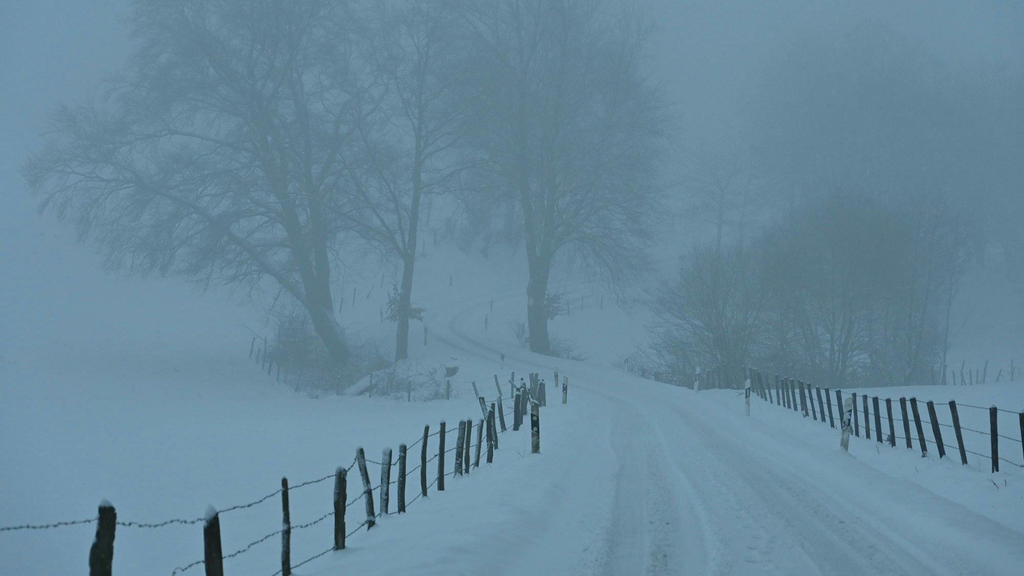 Nebel und Schnee bereiteten den Autofahrern im Kreis Euskirchen am Morgen noch Probleme.