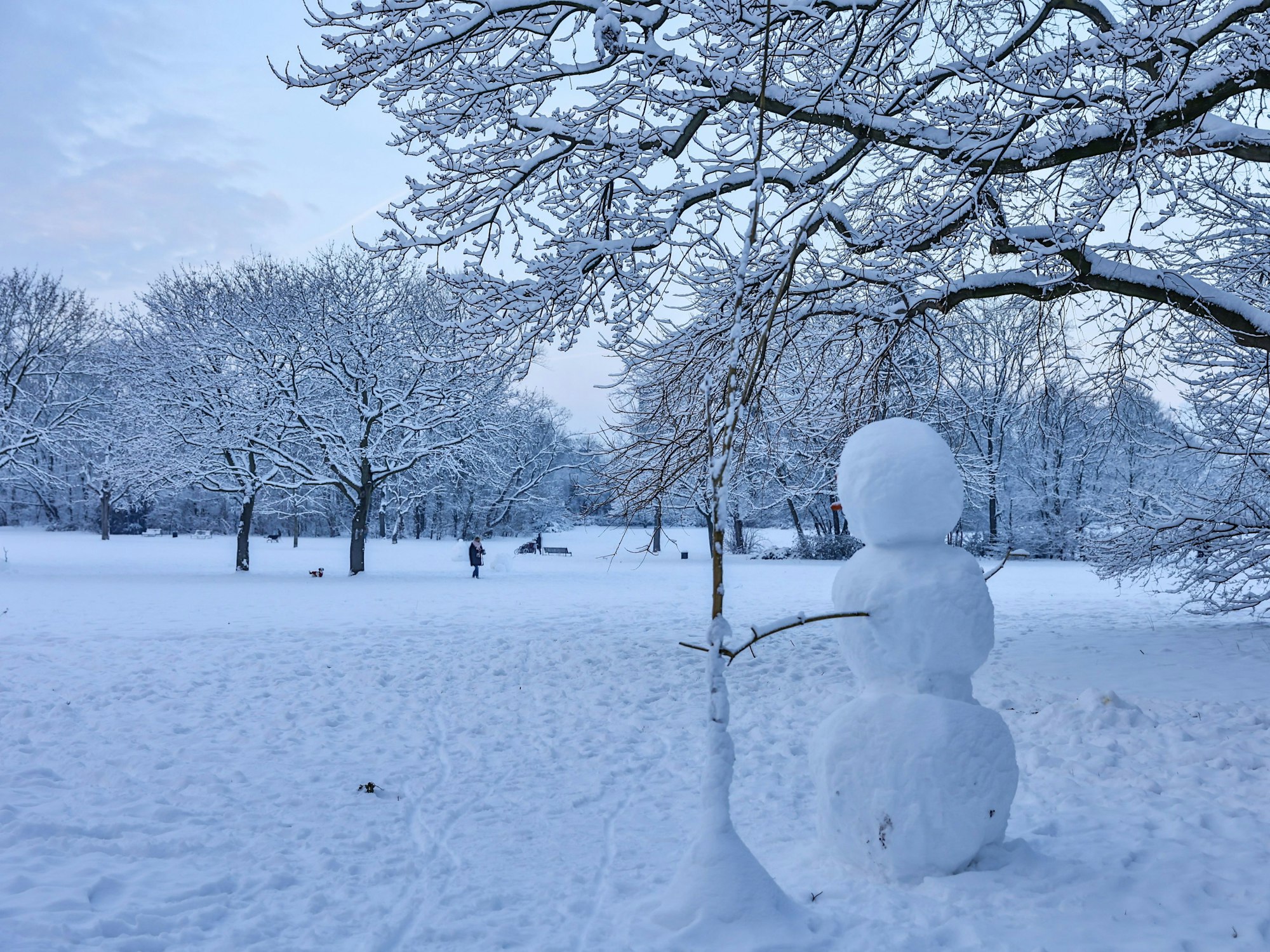 Ein Schneemann steht im Takufeld in Ehrenfeld.