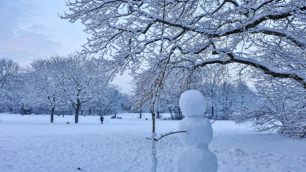 Ein Schneemann steht im Takufeld in Ehrenfeld.