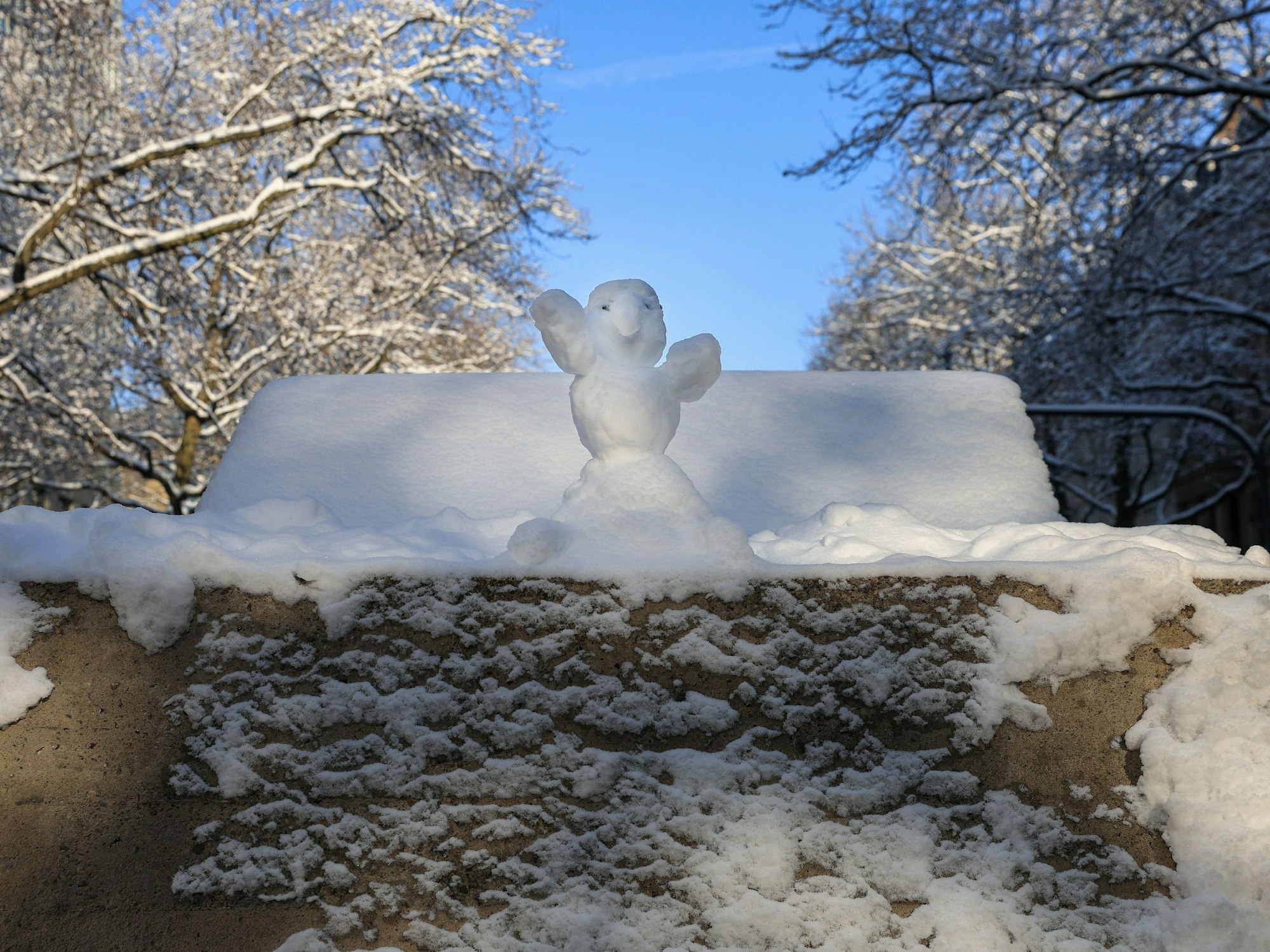 Schneemann als Kühlerfigur auf der Skulptur „Ruhender Verkehr“.