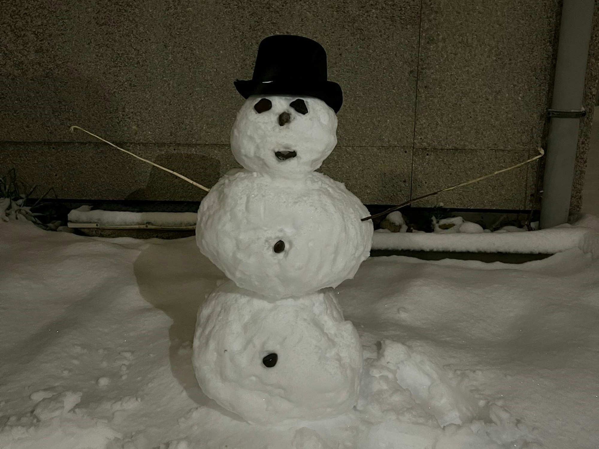 Ein Schneemann mit Hut.