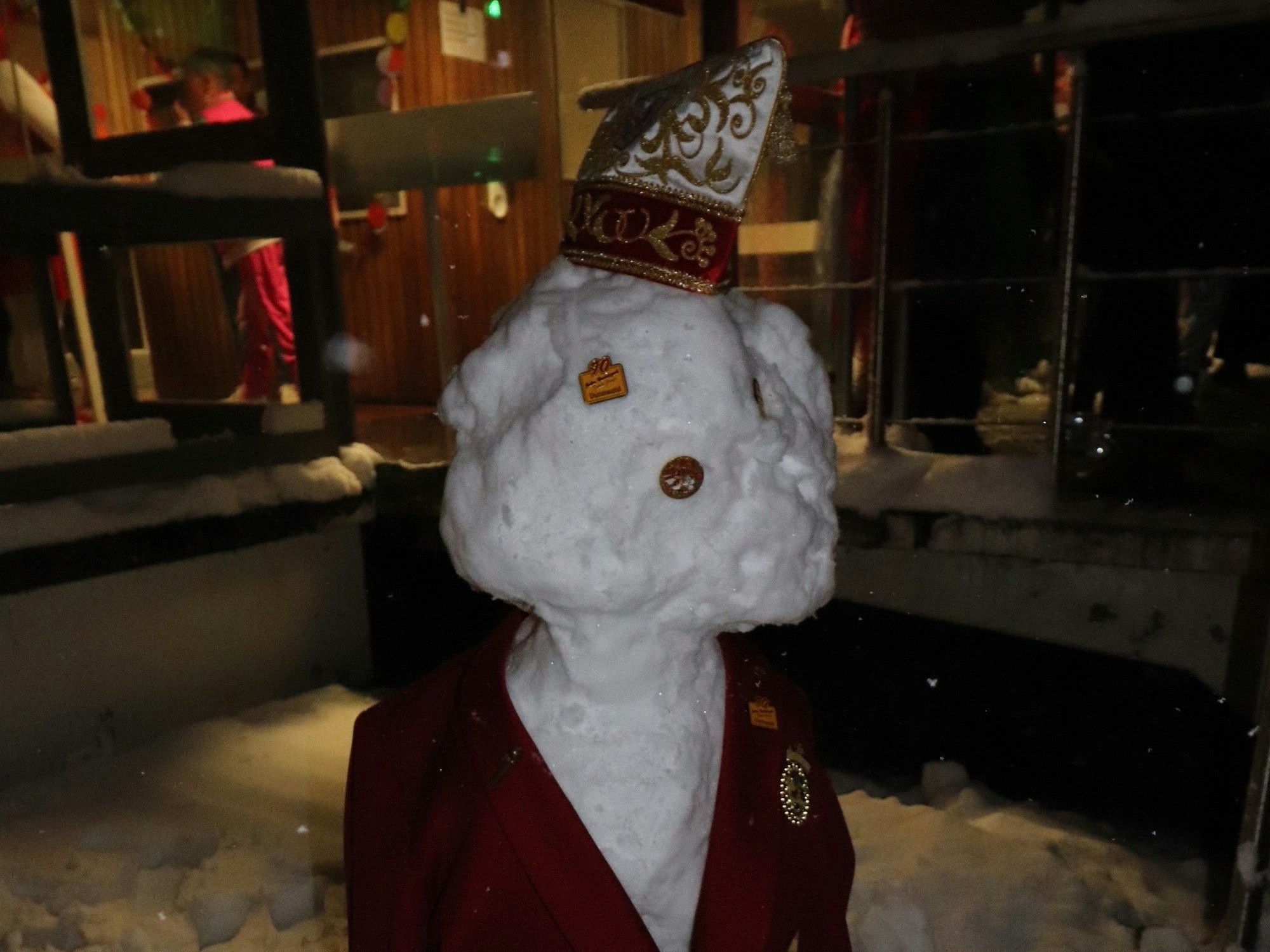 Ein Schneemann im Karnevalskostüm.