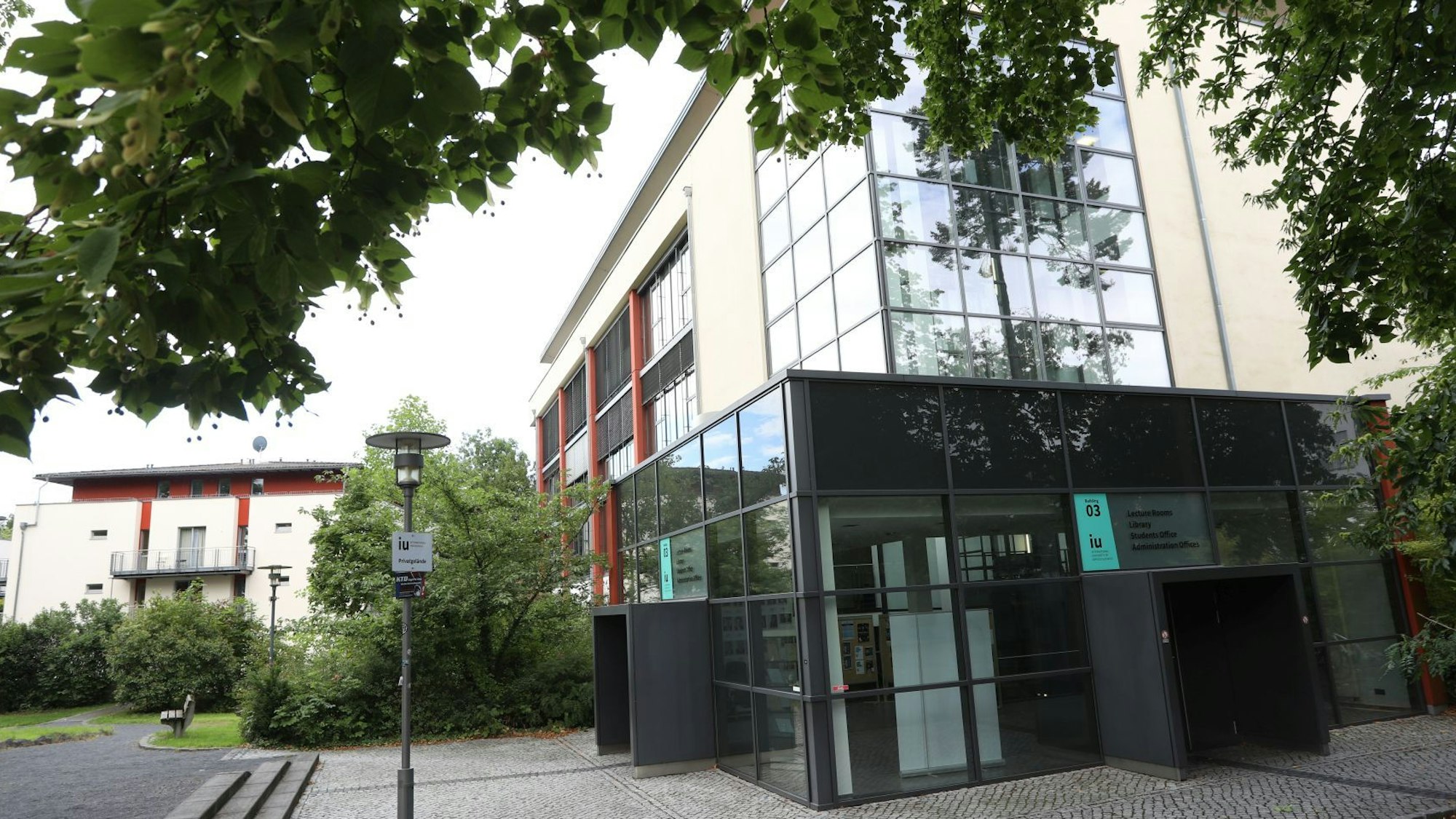 Ein Gebäude der Internationalen Hochschule Bad Honnef mit einem verglasten Eingangsfoyer..