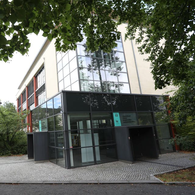 Ein Gebäude der Internationalen Hochschule Bad Honnef mit einem verglasten Eingangsfoyer..