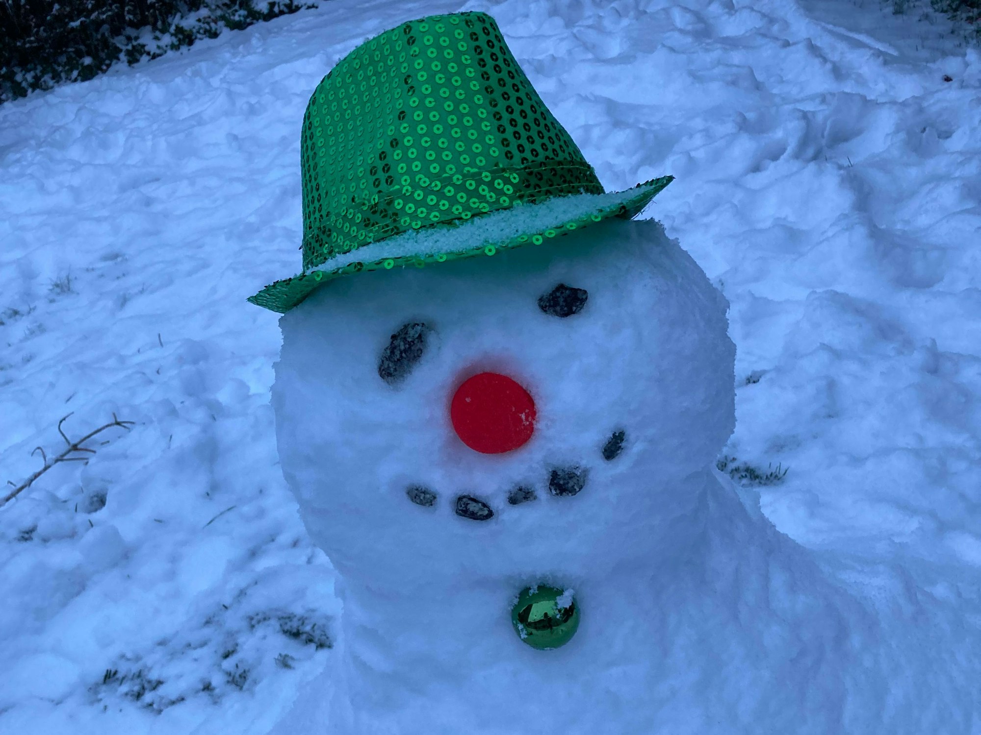 Ein Schneemann mit Hut und Pappnase.