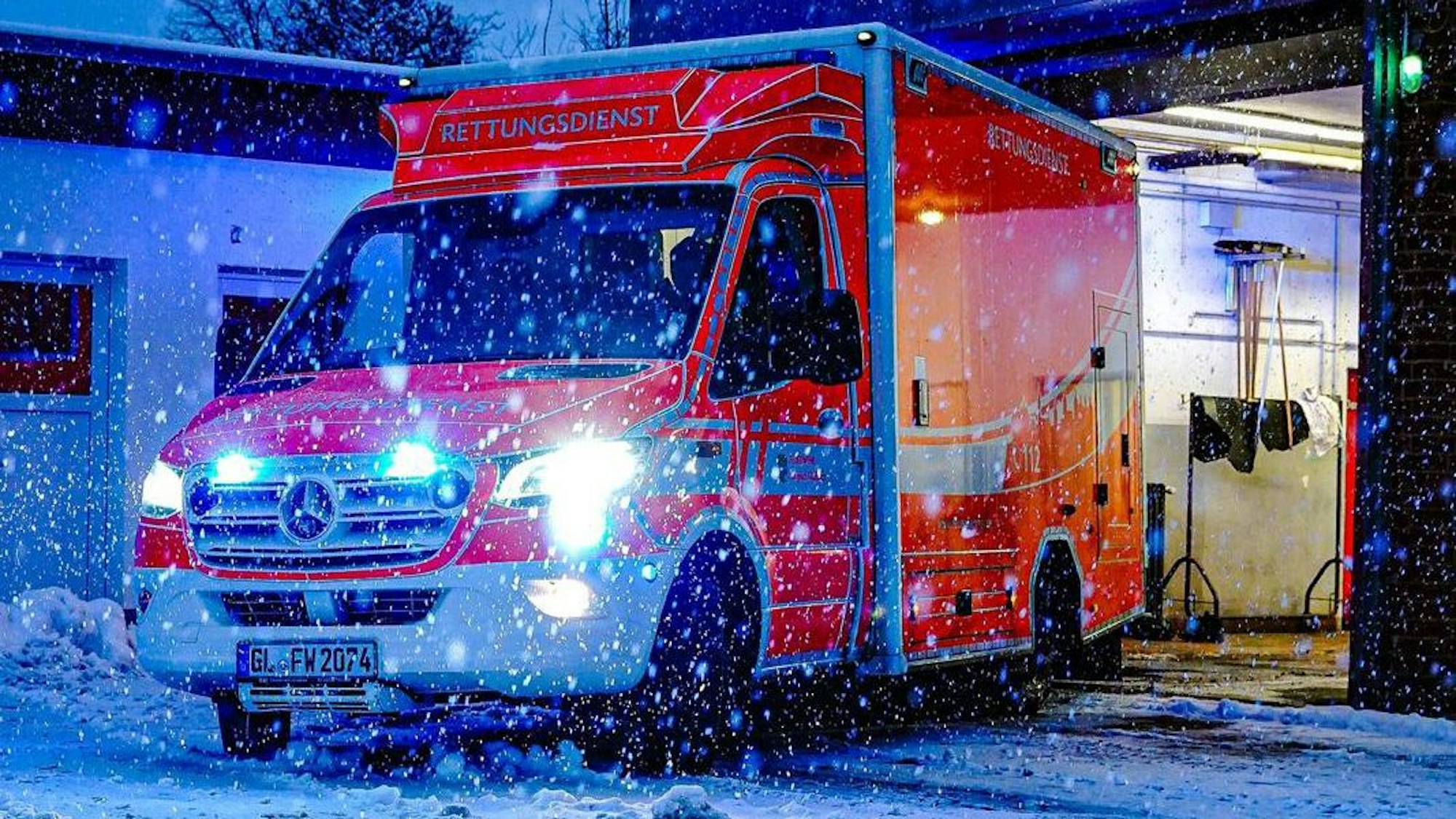 Ein Rettungswagen mit Blaulicht steht an der Feuer- und Rettungswache in Bensberg.