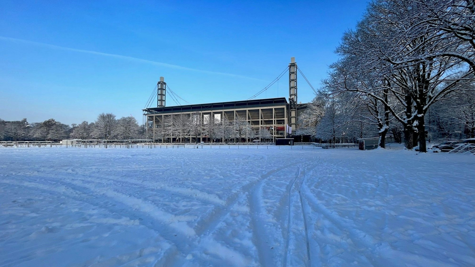 Das Rhein-Energie-Stadion nach den starken Schneefällen im Januar 2024.