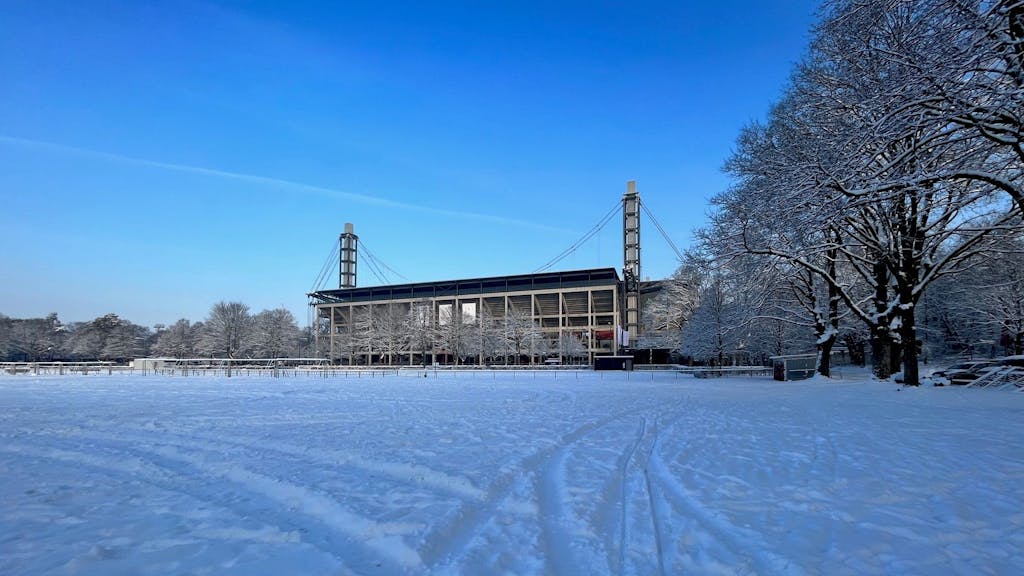 Das Rhein-Energie-Stadion nach den starken Schneefällen im Januar 2024.