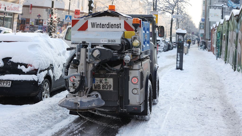 Ein Fahrzeug vom AWB-Winterdienst auf der Venloer Straße in Ehrenfeld.





