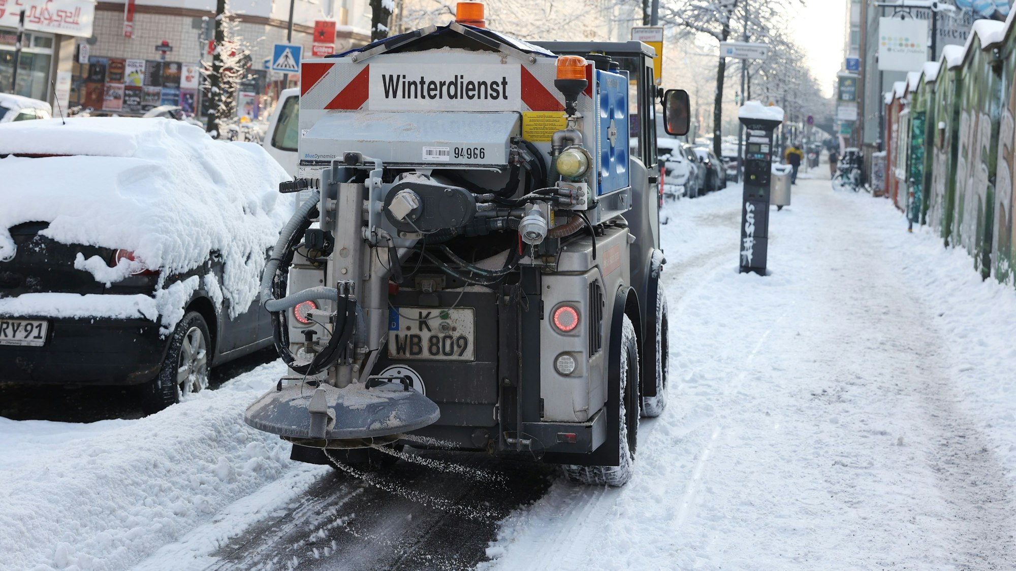 Der Winterdienst räumt Straßen und Gehwege in Köln frei.





