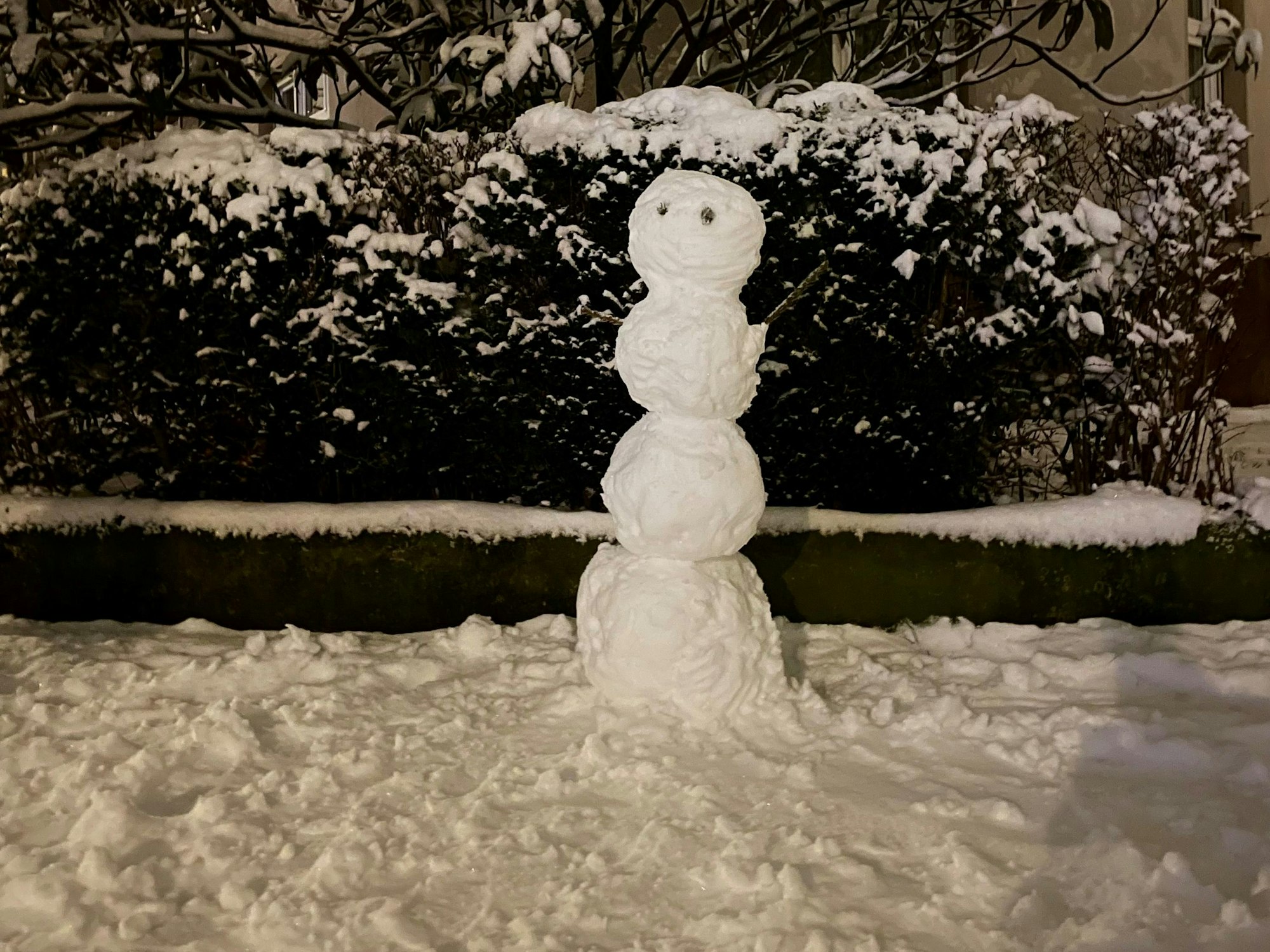 Schneemann oder Schneefrau im Garten.