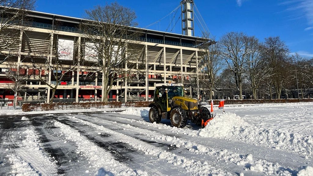 Vor dem Rhein-Energie-Stadion wird Schnee geräumt.
