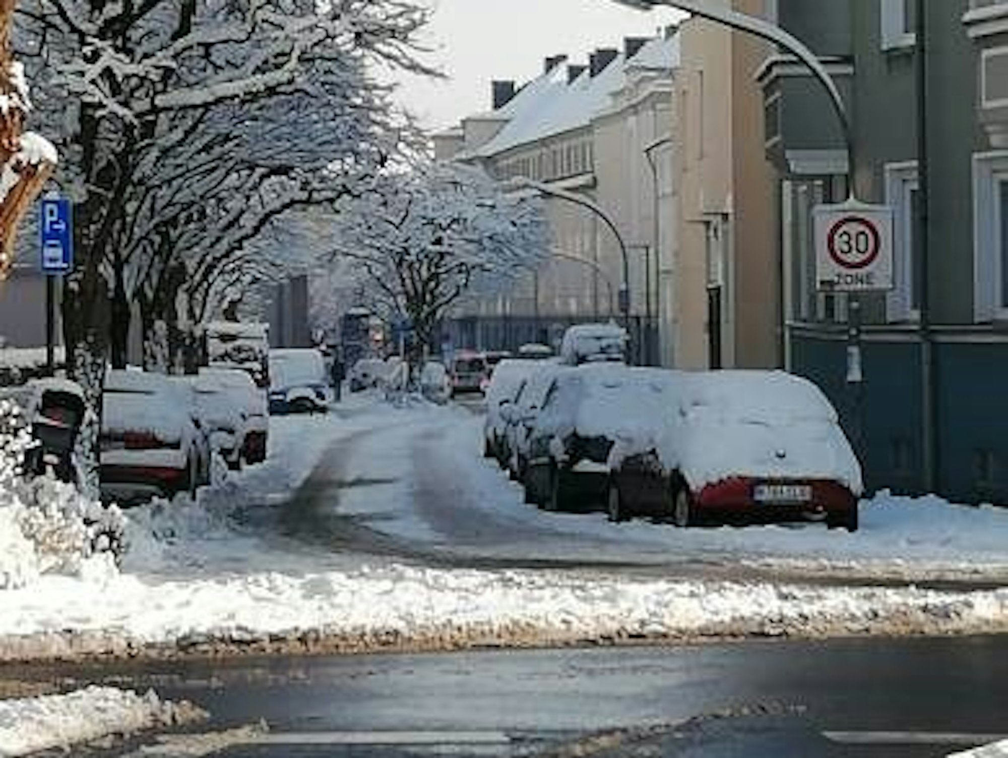 Im Stadtteil Weidenpesch sind am Donnerstag (18. Januar 2024) noch viele Straßen verschneit und nicht geräumt.