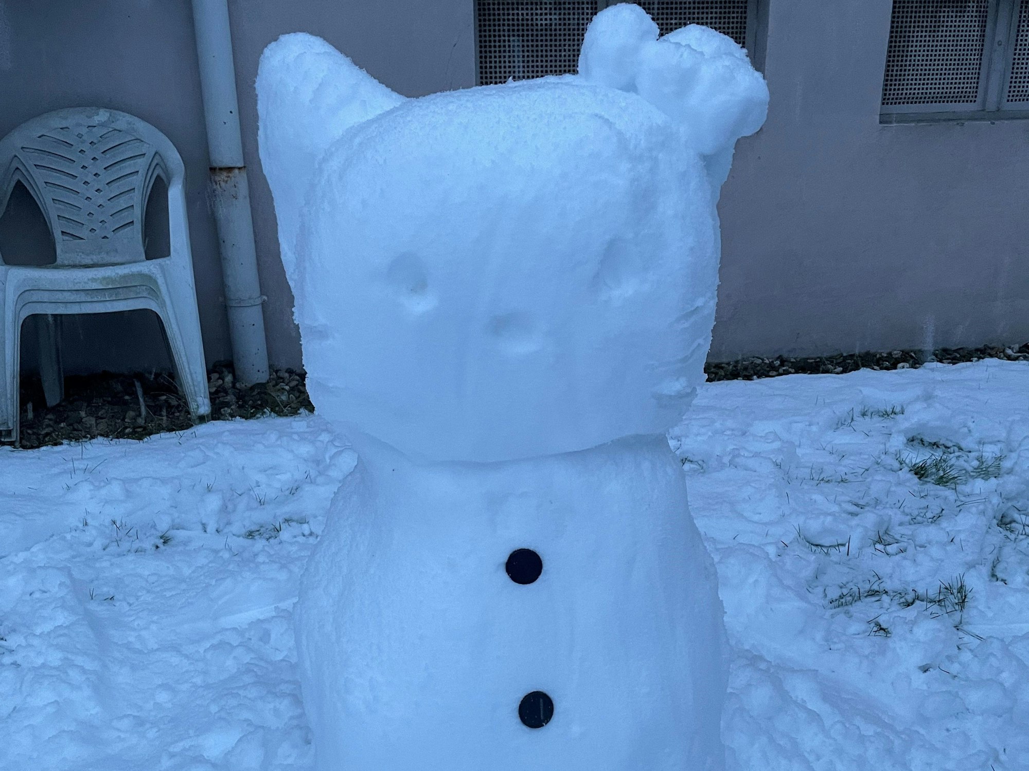 Ein Schneemann in Form einer Hello Kitty-Figur.