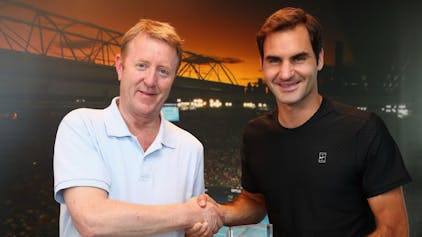 Mike Dickson (links) mit Tennisspieler Roger Federer.