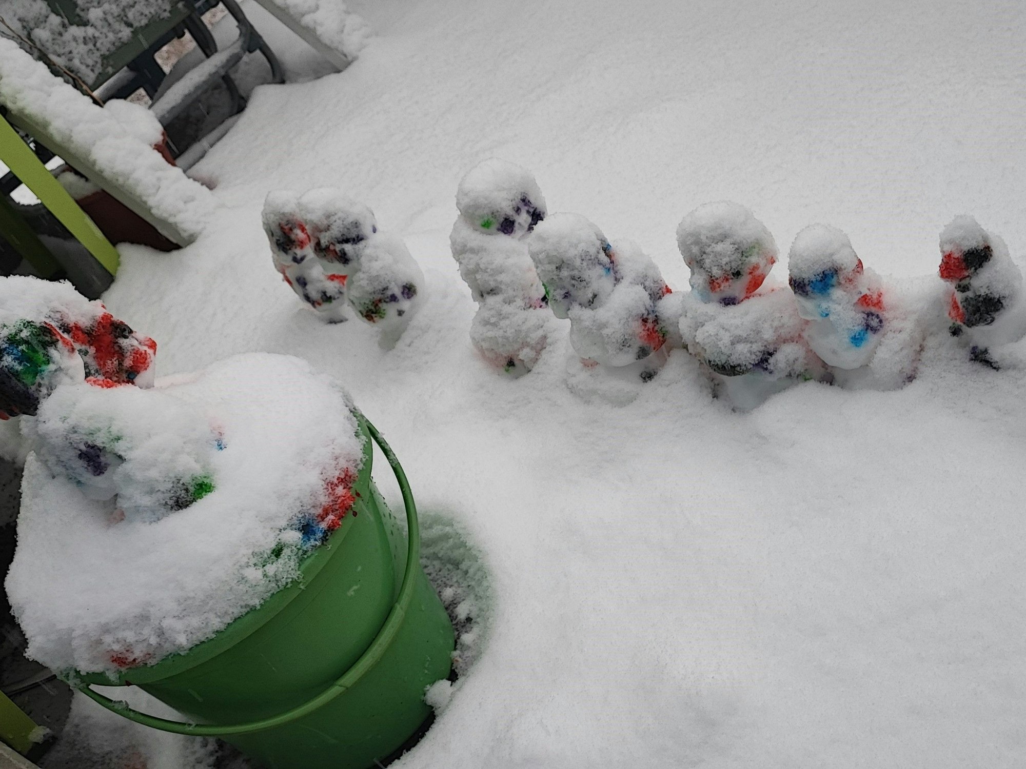 Kleine Schneemänner im Schnee.