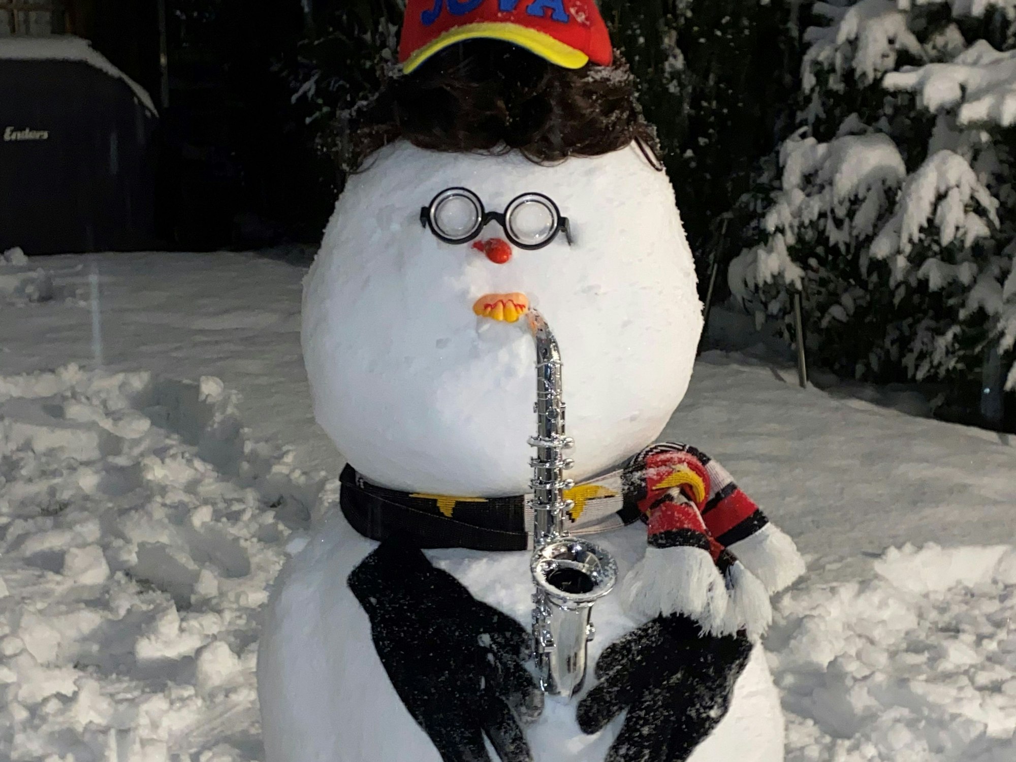 Ein Schneemann mit einem Saxophon.
