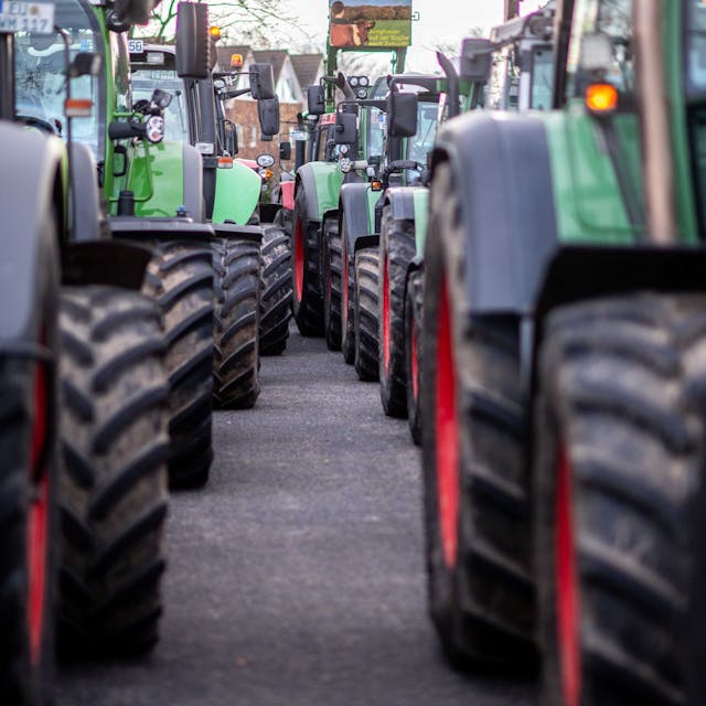 Das Foto zeigt eine Reihe von Traktoren während der Demofahrten am 8. Januar im Kreis Euskirchen.