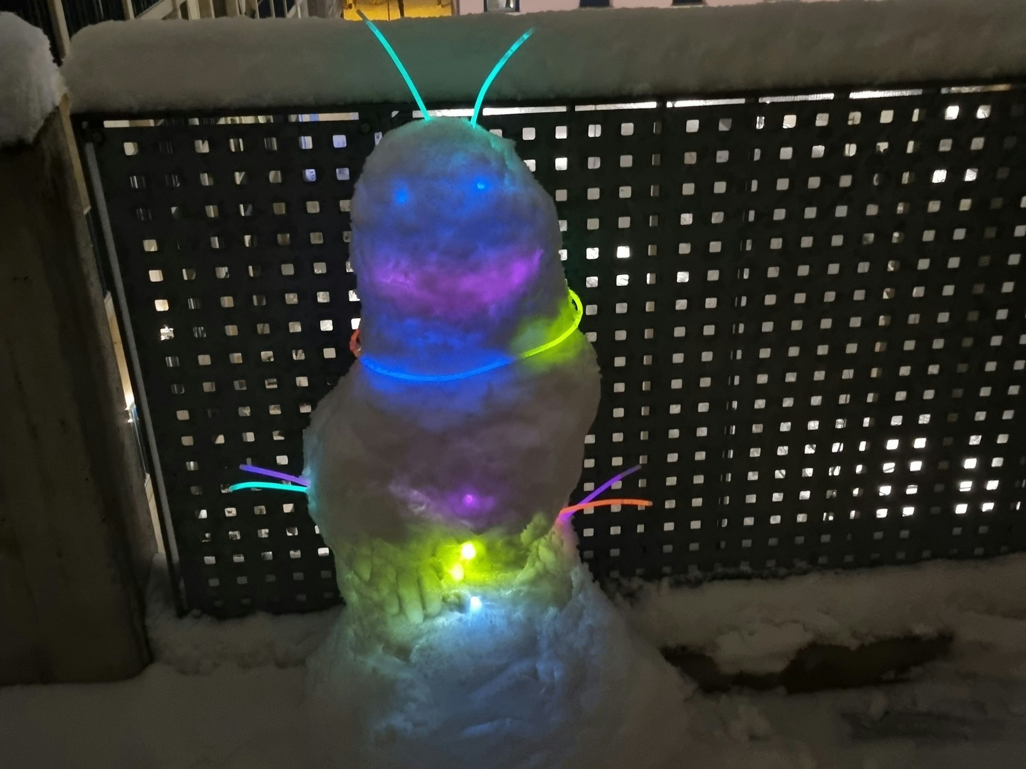 Ein Schneemann mit Lichterkette.