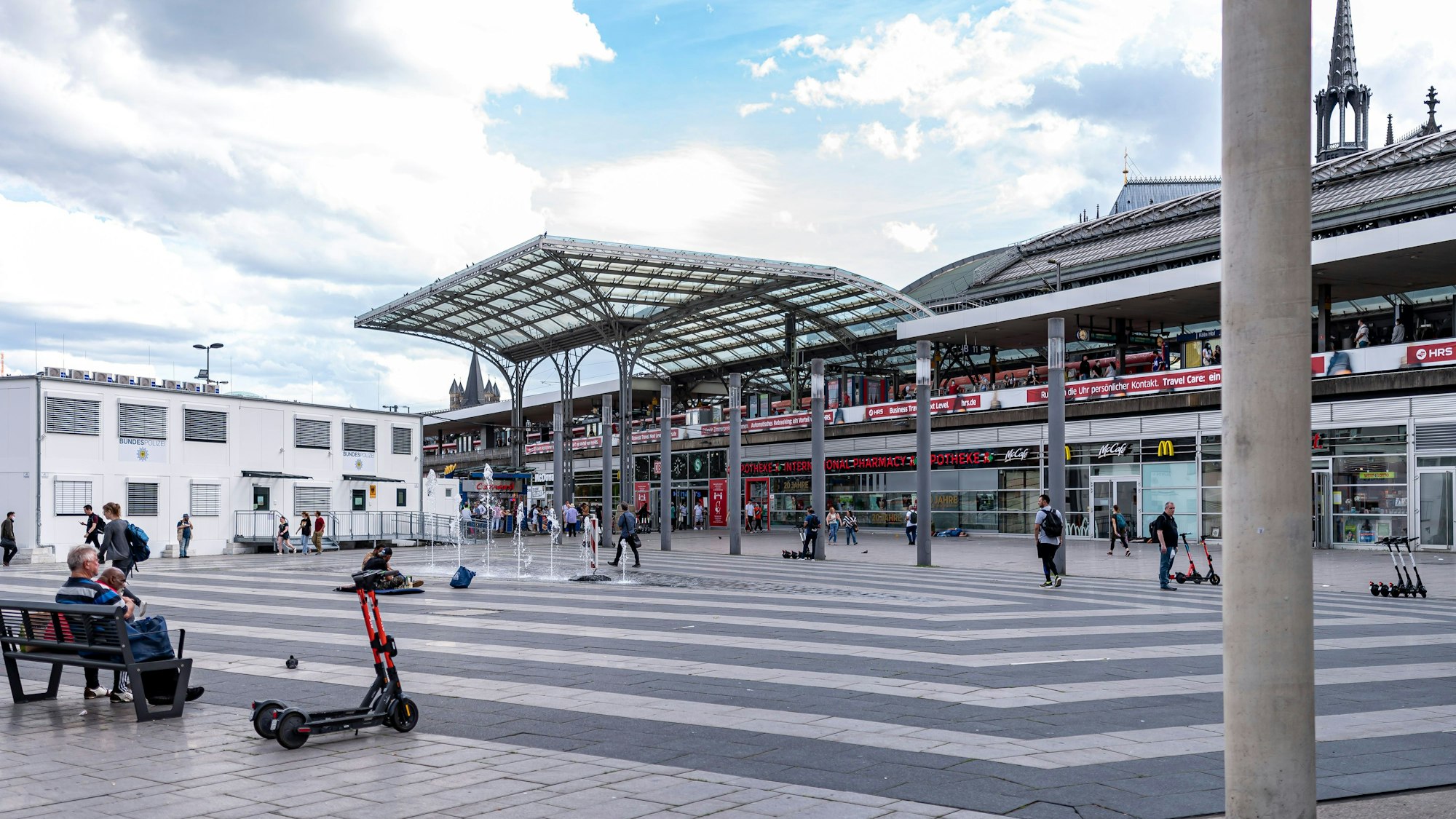 Blick auf den Kölner Hauptbahnhof vom Breslauer Platz aus.