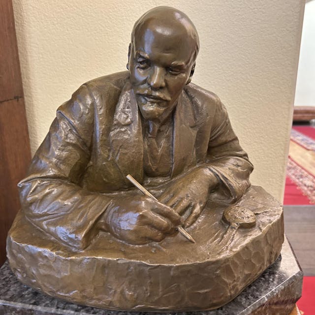 Ein Lenin-Denkmal erinnert im Museumskomplex Gorki Leninskije unweit der russischen Hauptstadt Moskau an den Revolutionsführer Wladimir Iljitsch Uljanow (1870-1924), der vor 100 Jahren an dem Ort starb.