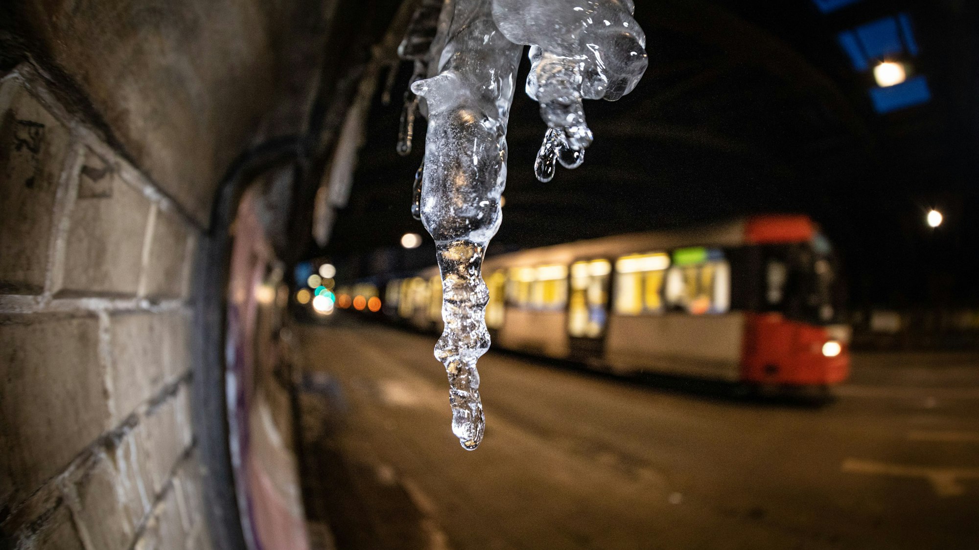 Eiszapfen hängen in der Eisenbahnunterführung an der Luxemburger Straße in Köln.