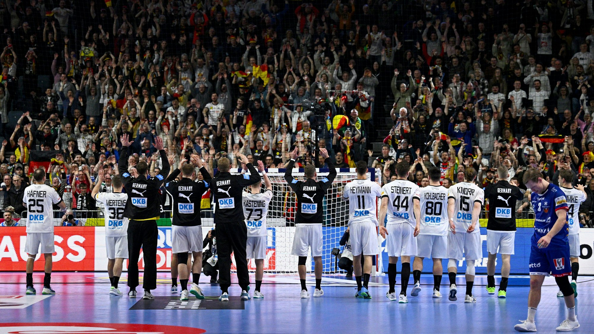 Die deutschen Handballer lassen sich nach dem Sieg gegen Island von den Fans in der Kölner Lanxess-Arena feiern.