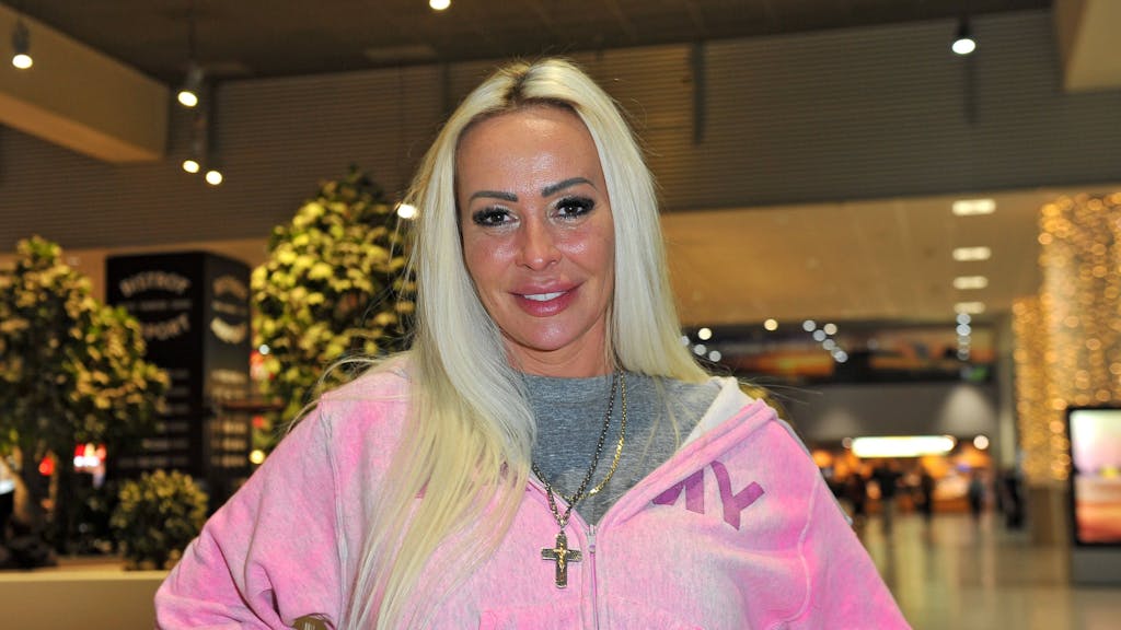 Cora Schumacher steht anlässlich der Abreise fürs Dschungelcamp am Frankfurter Flughafen, hier im Januar 2024.