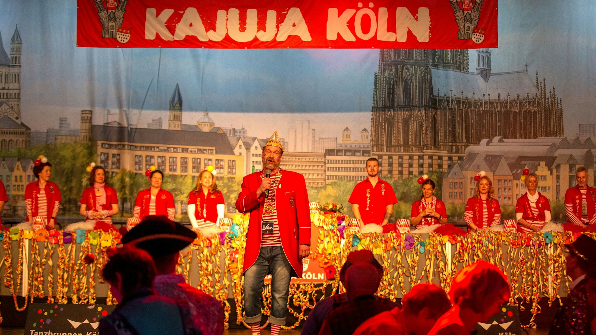Ungewohnte Rolle: Volker Weininger leitet die Kajuja-Sitzung im Tanzbrunnen-Theater