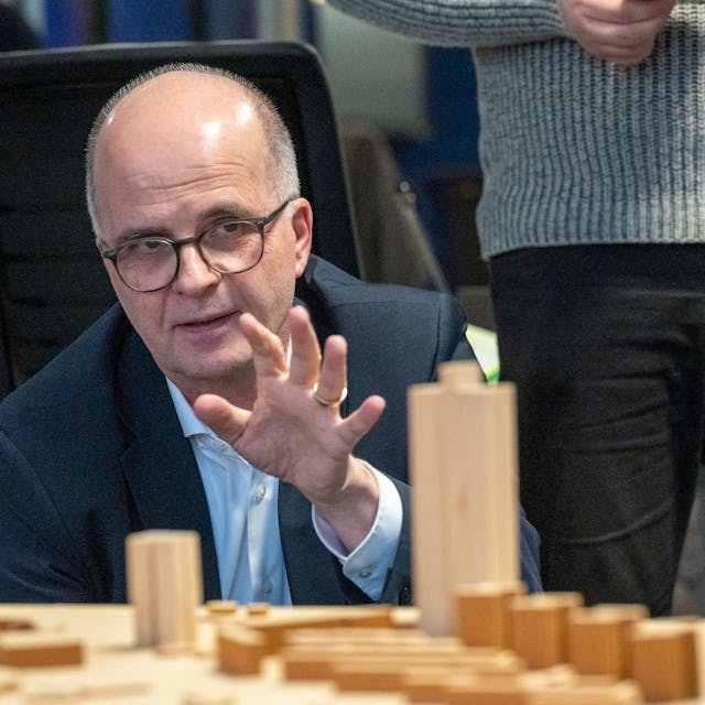 Den Blick knapp über Rheinhöhe: Baudezernent Markus Greitemann an den Modellen für das DEVK-Hochhaus