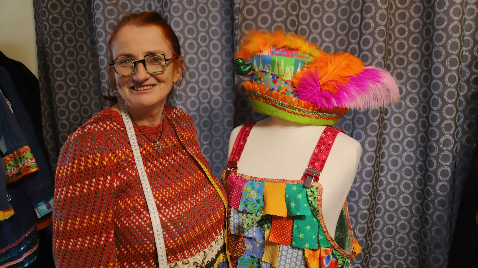 Birgit Fischer ist Förderschullehrerin und näht individuelle Karnevalskostüme. Ihr Label heißt Lieblingskostüm.