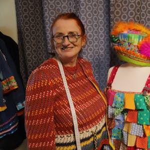 Birgit Fischer ist Förderschullehrerin und näht individuelle Karnevalskostüme. Ihr Label heißt Lieblingskostüm.