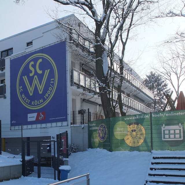 Blick auf ein dreistöckiges Gebäude mit dem Banner des SC West.&nbsp;