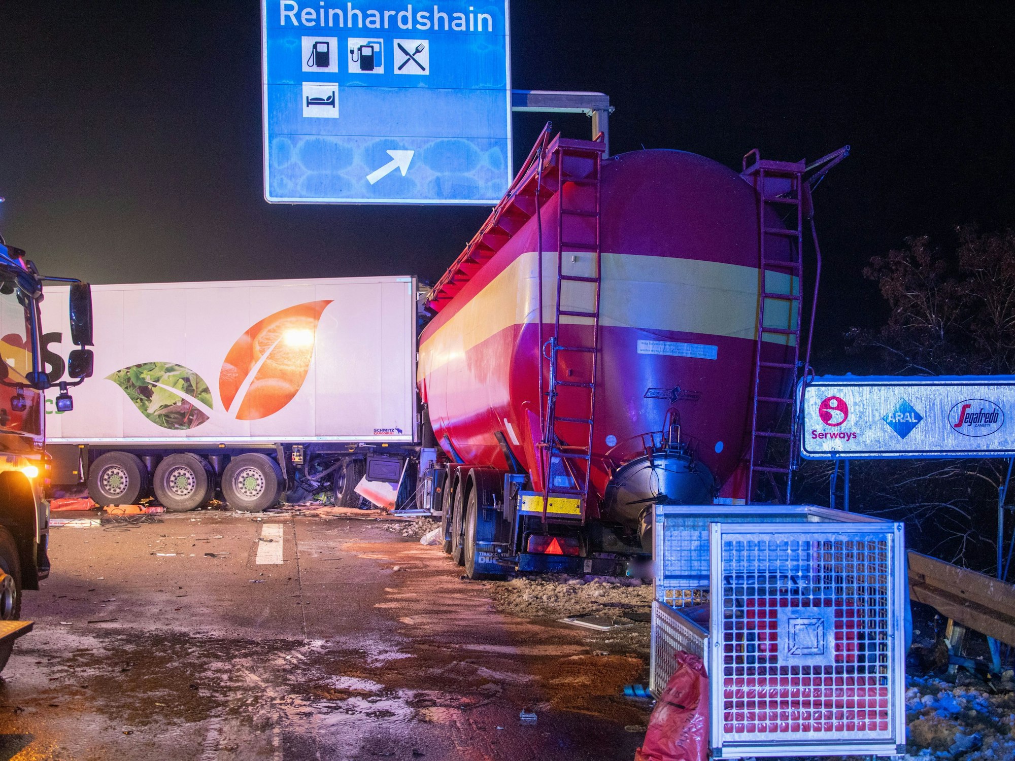 Zwei Lkws sind ineinander geschoben nach einem Unfall auf der Autobahn A5 bei Reiskirchen.