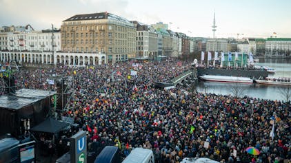 Hamburg: Der Jungfernstieg und die anliegenden Bereiche sind mit Demonstranten gefüllt. Mit der Demonstration wollen die Teilnehmenden ein Zeichen des Widerstands gegen rechtsextreme Umtriebe setzen.