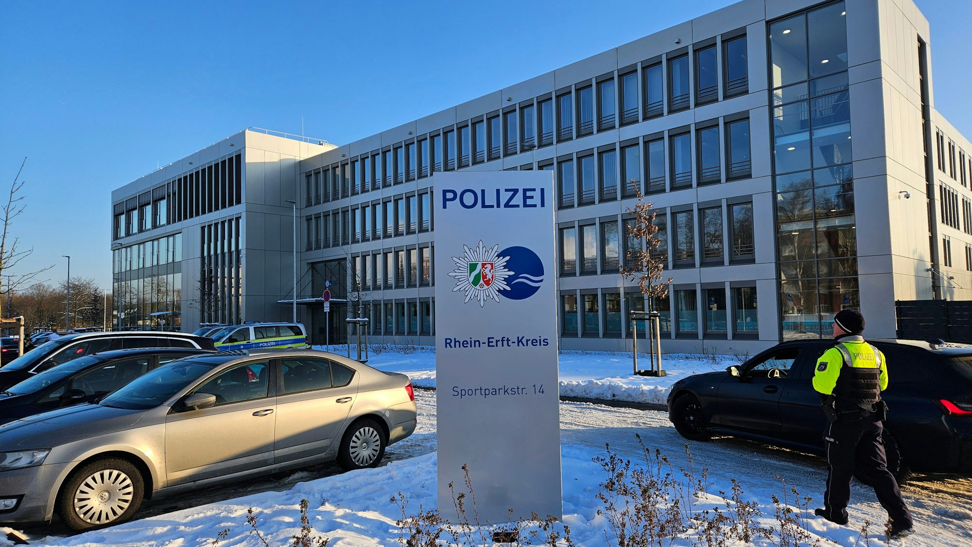 Ein modernes Polizeigebäude im Winter.