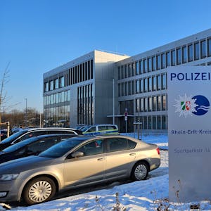 Ein modernes Polizeigebäude im Winter.