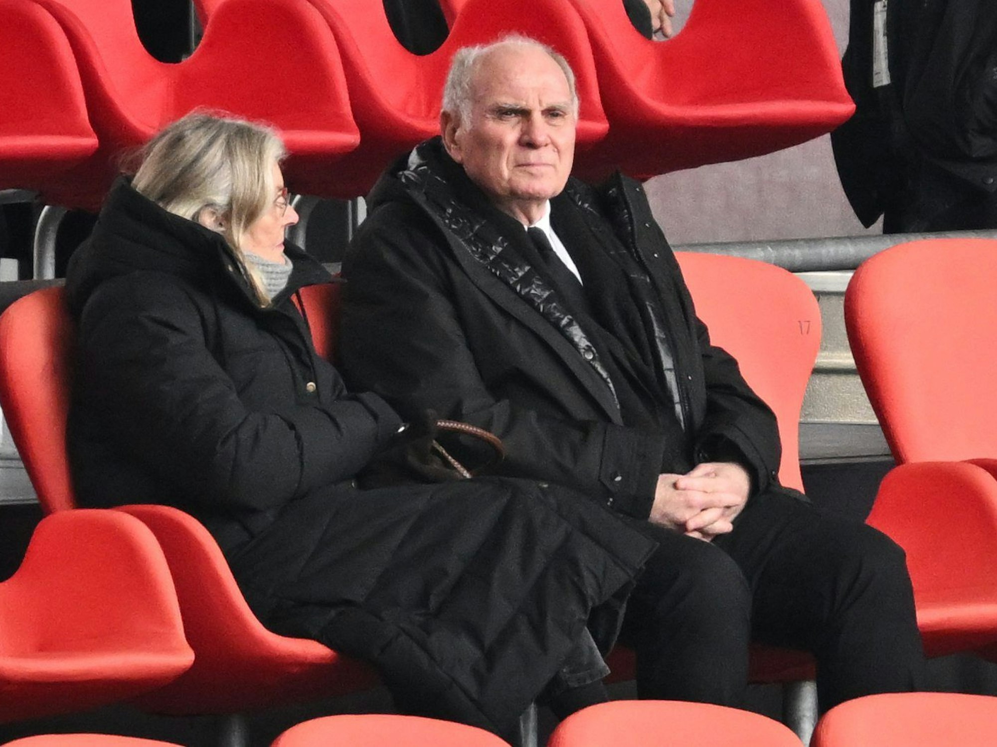 Uli Hoeneß, Ehrenpräsident des FC Bayern, und seine Frau Susanne sitzen auf der Tribüne.
