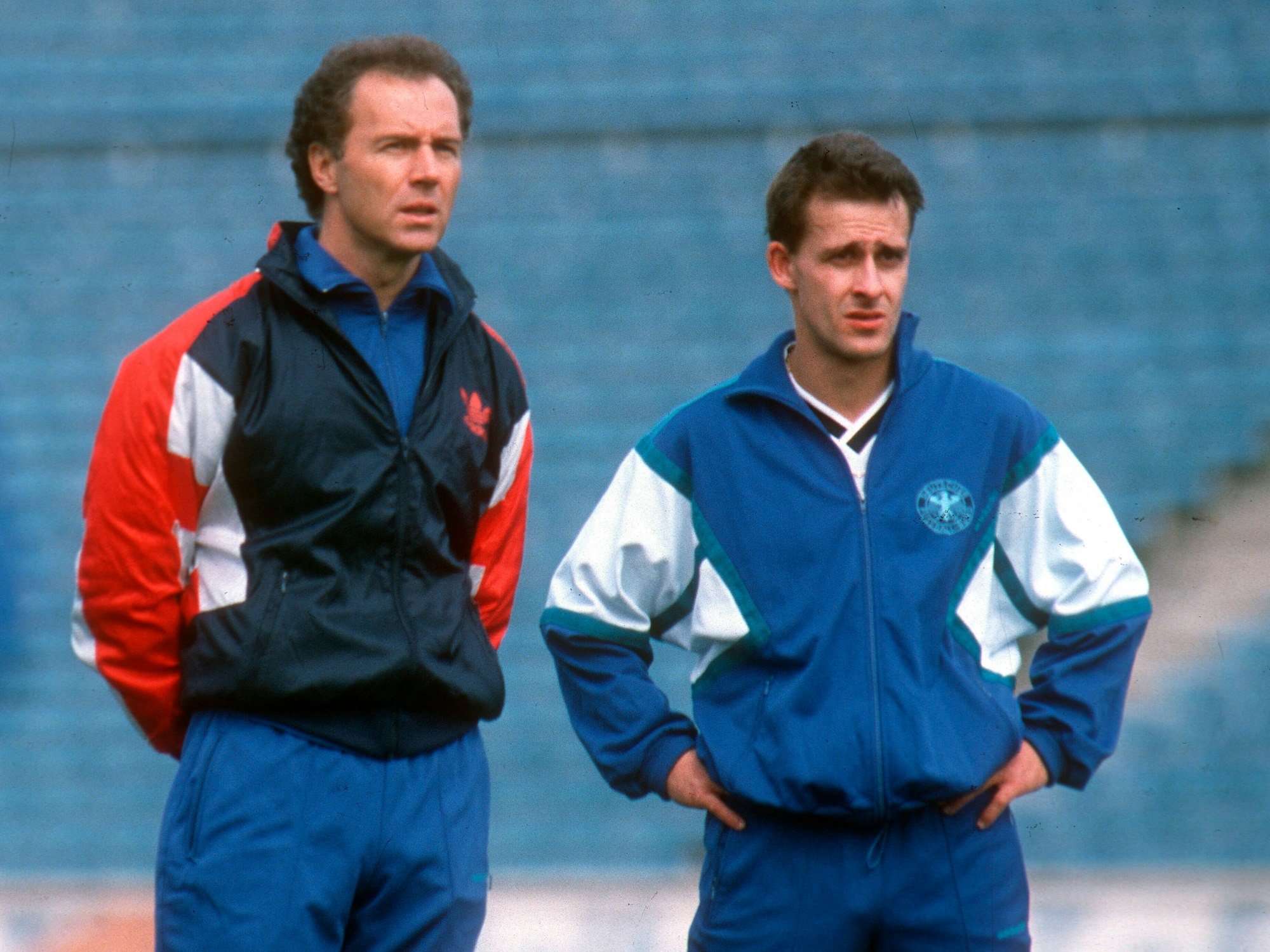 Franz Beckenbauer und Pierre Littbarski am 22. März 1989 beim Training der deutschen Nationalmannschaft.