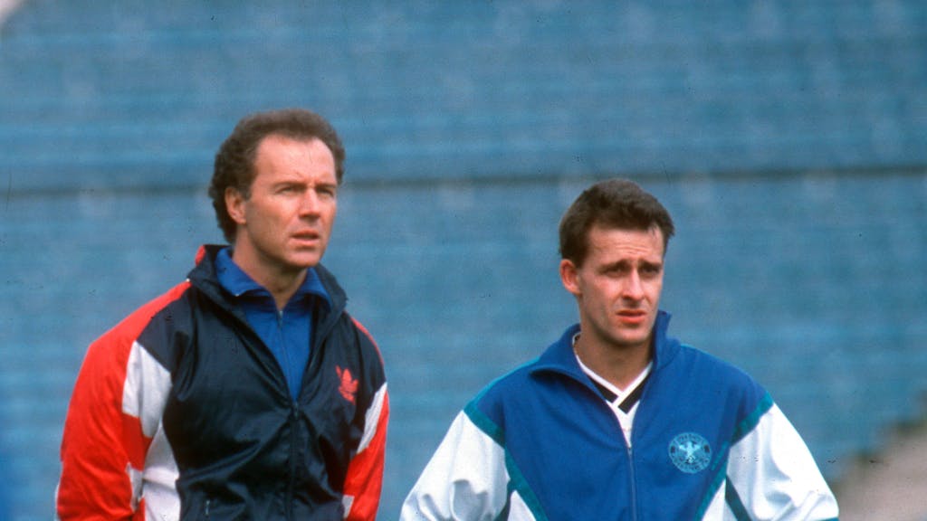 Franz Beckenbauer und Pierre Littbarski am 22. März 1989 beim Training der deutschen Nationalmannschaft.