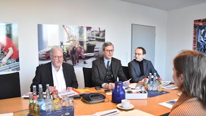 Präsident Stefan Hager (links) und Hauptgeschäftsführer Hubertus Hille sitzen bei einer Pressekonferenz der Industrie- und Handelskammer Bonn/Rhein-Sieg gemeinsam an einem Tisch.
