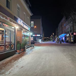 In der Opladener Bahnhofstrasse finden sich auf wenigen Metern eine Vielzahl an Restaurants, in denen man Döner essen kann.