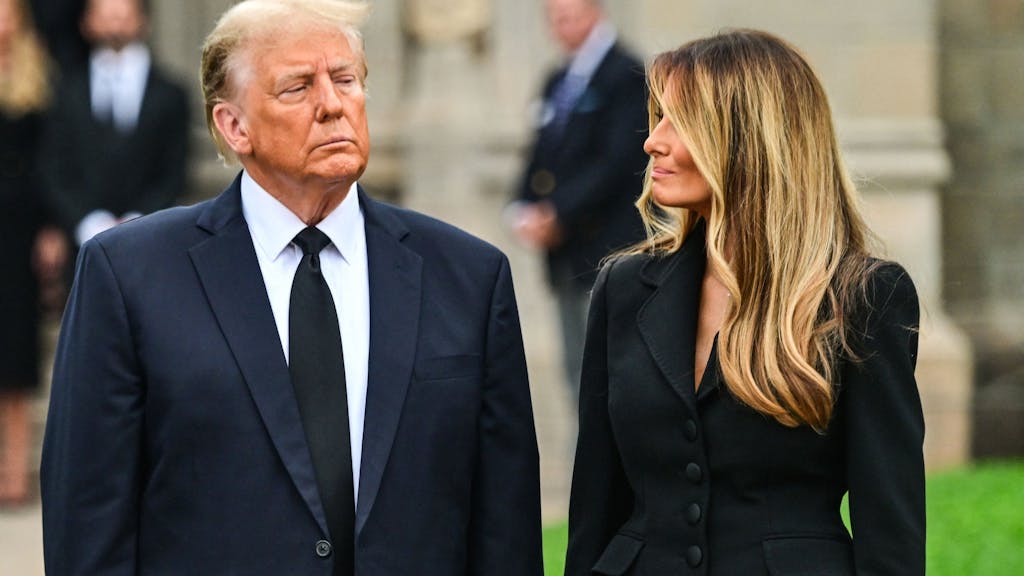 Die ehemalige First Lady der USA, Melania Trump, hat in Begleitung ihres Ehemannes Donald am Freitag (19. Januar) in Palm Beach (Florida) Abschied von ihrer Mutter genommen.