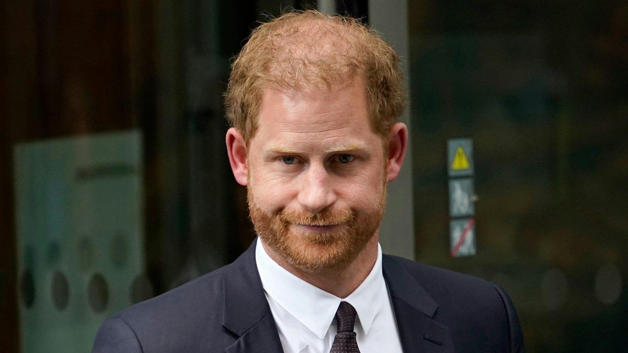 ARCHIV - 06.06.2023, Großbritannien, London: Prinz Harry verlässt nach seiner Aussage den High Court.
