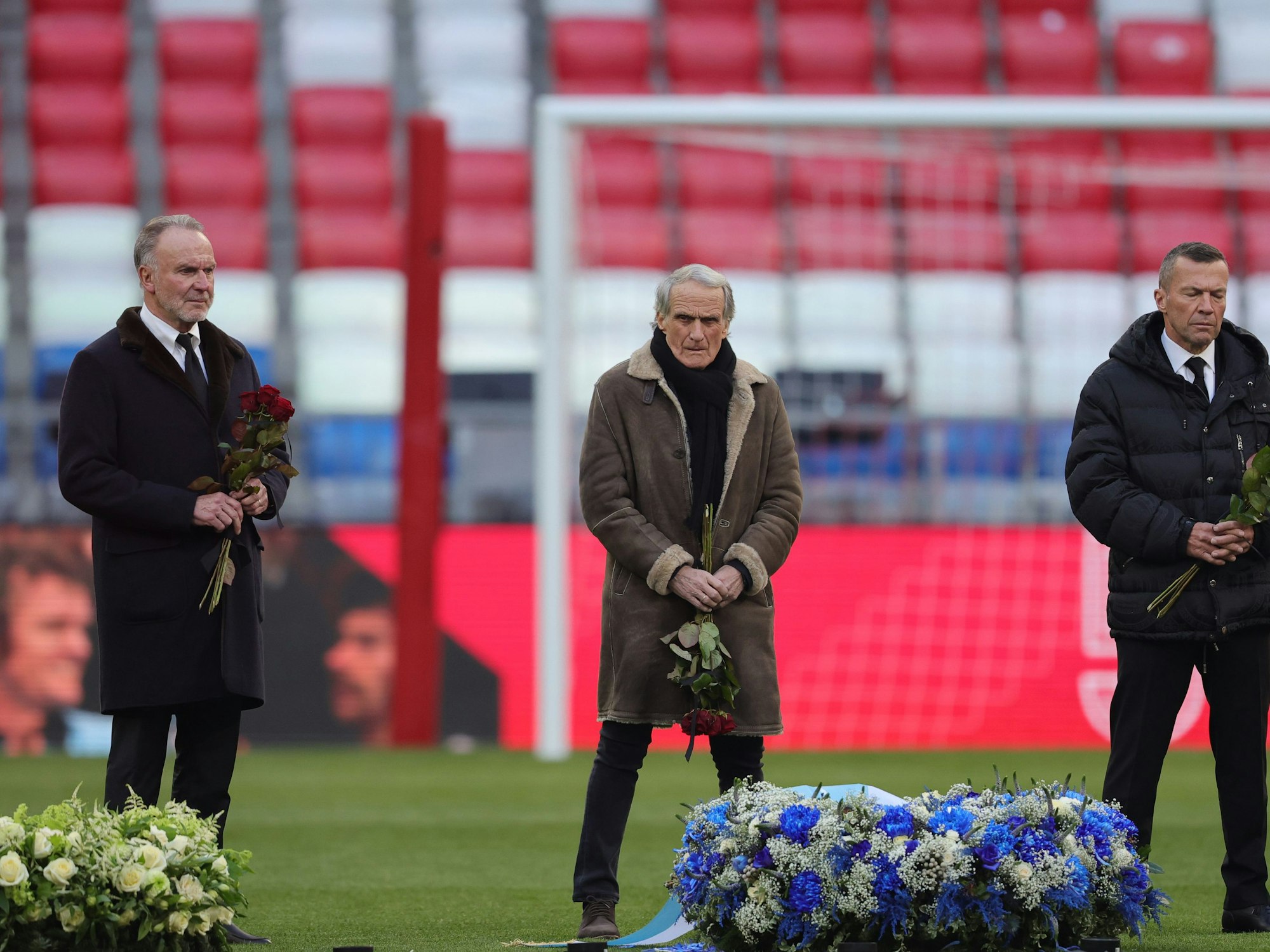 Karl-Heinz Rummenigge, Wolfgang Overath und Lothar Matthäus (l-r) halten bei der Trauerfeier für Franz Beckenbauer rote Rosen in den Händen.