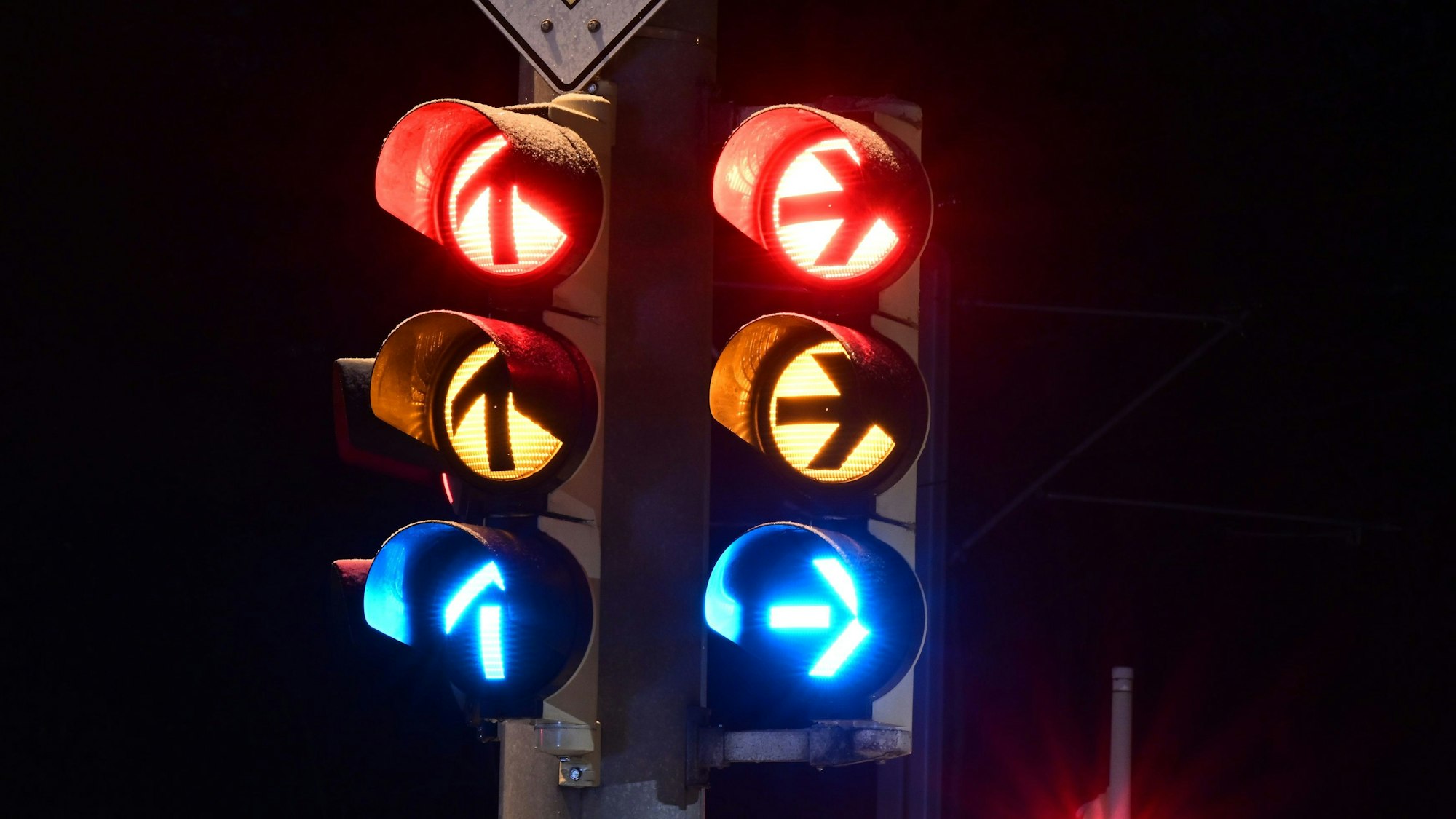 Eine Verkehrsampel springt von grün über gelb auf rot (Symbolbild)