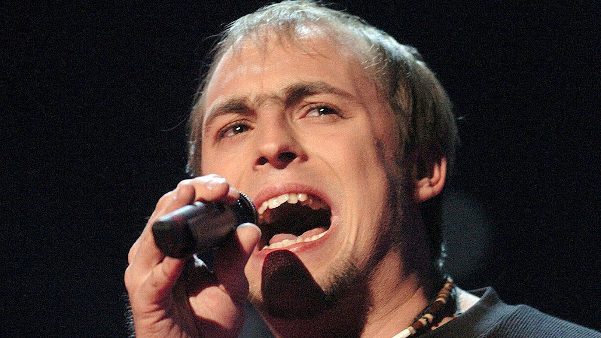 Sänger Max Mutzke singt während der Generalprobe zum Eurovision Song Contest 2004 in Istanbul.