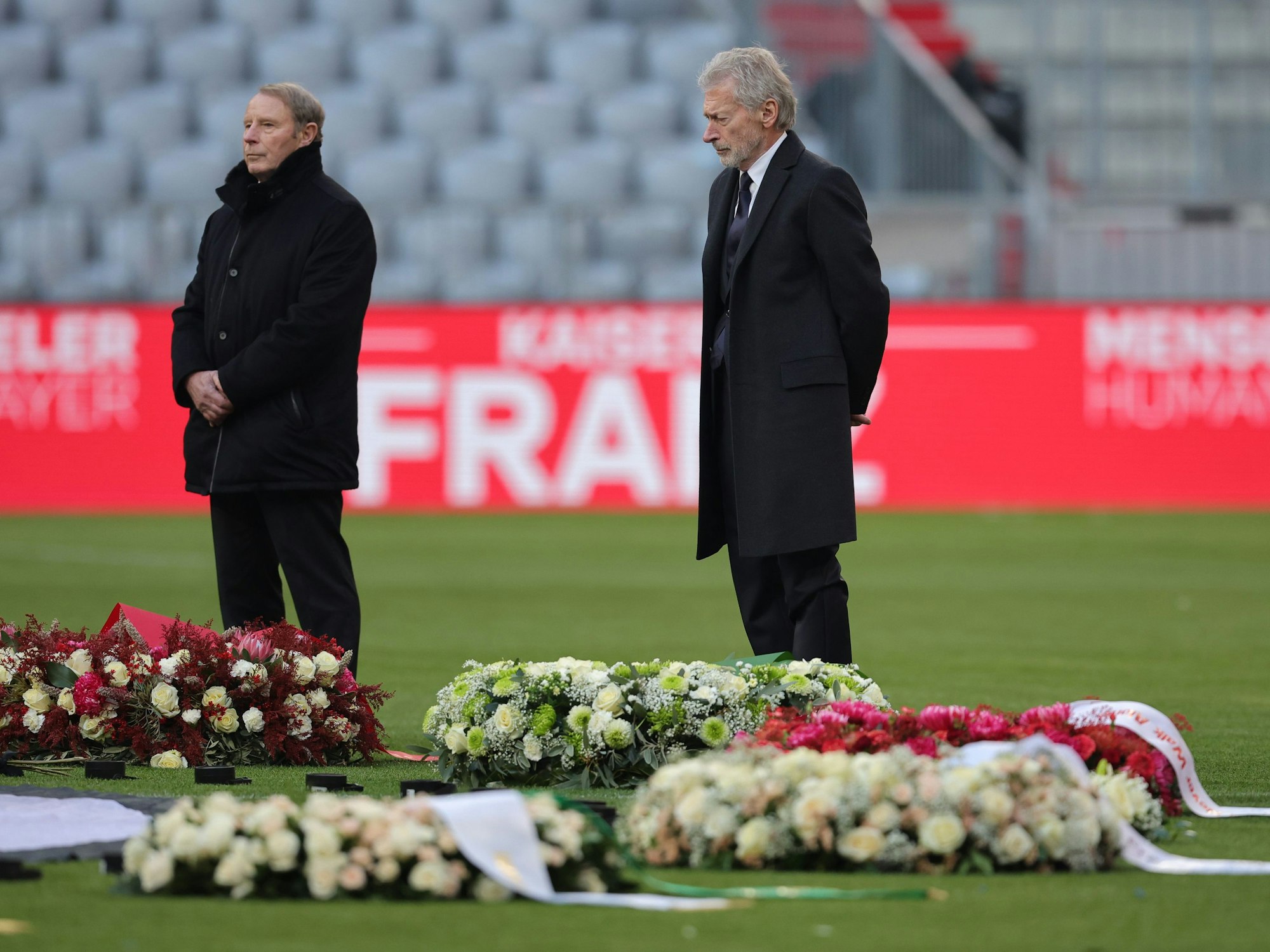 Berti Vogts und Paul Breitner gedenken Franz Beckenbauer.