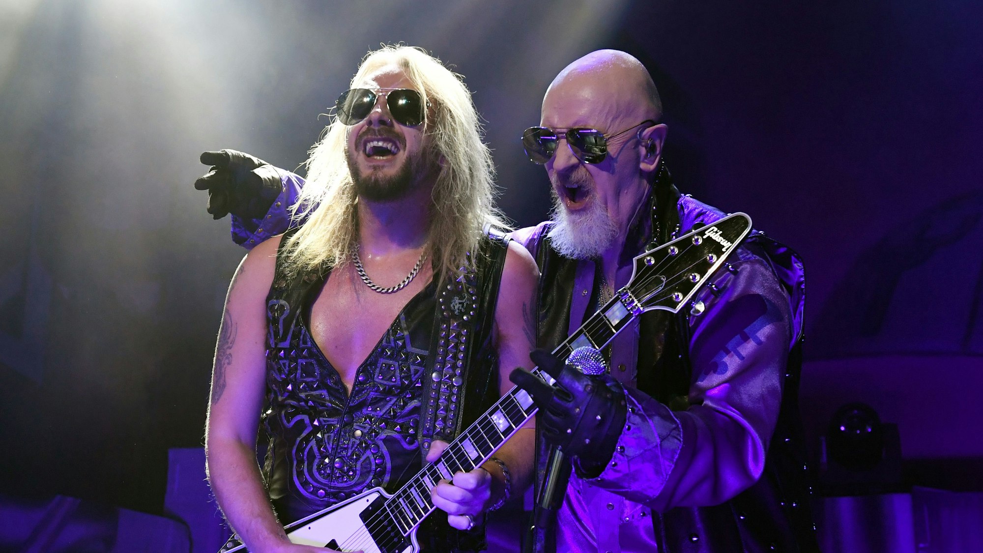 Gitarrist Richie Faulkner (l) und Sänger Rob Halford (r) von Judas Priest bei einem Konzert 2019.